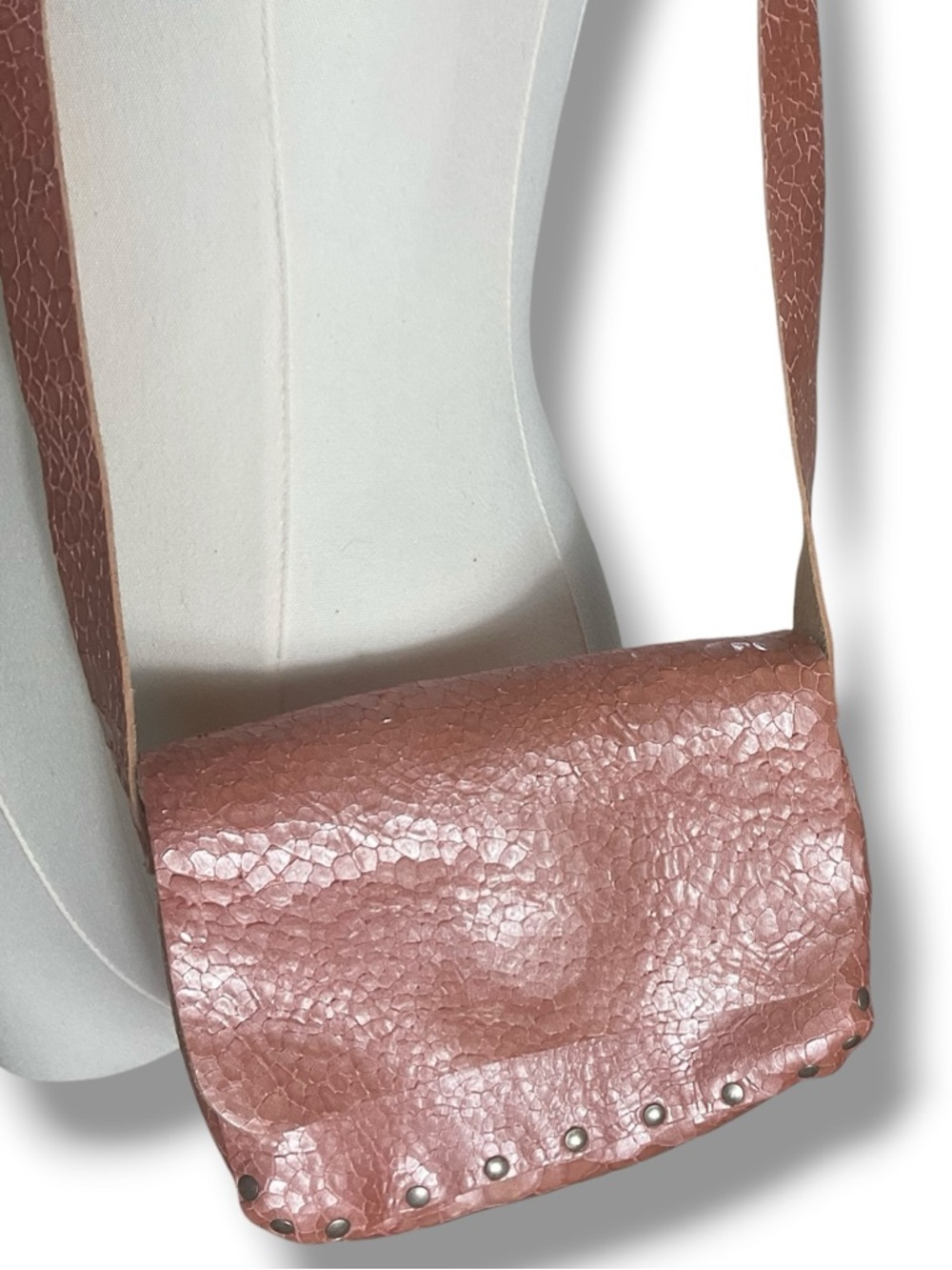 Cydwoq Telegraph Bag in Crackled Champagne Leather NWOT - Picture 3 of 12